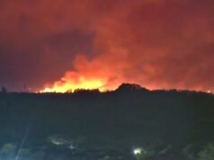 Los equipos de bomberos están luchando contra un enorme incendio forestal de 5,000 acres en los Everglades para evitar que las llamas se propaguen rápidamente al quemar casas cercanas.
