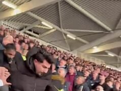 Momento impactante: un fanático del Arsenal es arrojado a las escaleras del estadio después de enojar a los fanáticos del West Ham al sentarse en su casa.