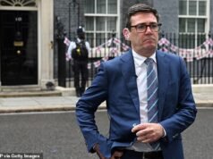 Andy Burnham llega a Londres mientras sus aliados dicen que ya tiene un asiento listo para jugar y advierten a sus rivales que nunca abandonará su intento de convertirse en primer ministro.