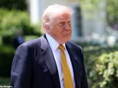 Trump humilla a periodistas en un arrebato explosivo mientras se dirige a un viaje histórico a China
