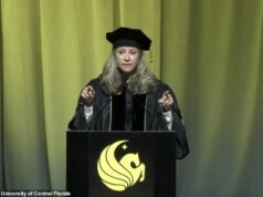 El despistado orador de graduación de la Universidad de Florida visiblemente aturdido cuando los graduados abuchean en voz alta por un discurso sordo