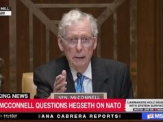 Momento incómodo: el anciano Mitch McConnell necesita ayuda del personal durante la audiencia con Pete Hegseth