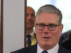 Choque callejero en el número 10 mientras King se sumerge en el lío laborista: Monarch describirá los planes de Starmer con un impulso pro-UE y más Net Zero, pero SIN recortes de beneficios… mientras el primer ministro lucha por mantener el puesto