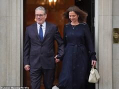 Keir Starmer ‘parecía un niño al que llevaban en su primer día de clases’ mientras estrechaba la mano de su esposa de camino al discurso del Rey.