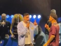 La estrella de la AFL sorprende a los fanáticos del fútbol con su talento secreto en el concierto de Guy Sebastian