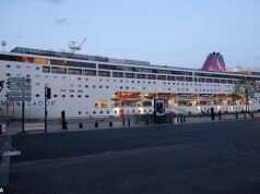 ‘Alguien estaba enfermo frente a mí… otro vomitó en cubierta’: los pasajeros describen escenas sombrías a bordo de un crucero lleno de británicos afectado por norovirus mientras permanece varado frente a Burdeos