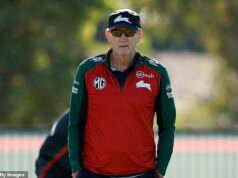 Por qué Wayne Bennett tuvo que perderse las reuniones del equipo tras la muerte de uno de sus jugadores favoritos, Chris Phelan
