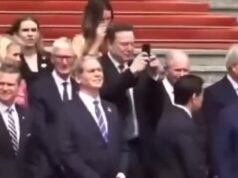Elon Musk se vuelve instantáneamente viral en China después de tomar una fotografía turística de 360 grados mientras posaba con otros multimillonarios tecnológicos durante la visita de estado de Trump.