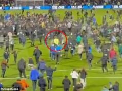 El portero de la EFL fue atacado al suelo por un aficionado durante una invasión del campo después de la victoria en la semifinal del play-off de Stockport.
