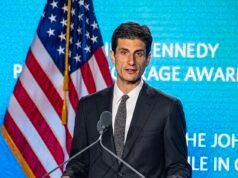 El heredero de Kennedy, Jack Schlossberg, “desapareció durante el lanzamiento de su campaña de alto perfil en el Congreso para realizar un PAN”, mientras sus asistentes detallan los escándalos que plagaron su candidatura al puesto de “tienda de un dólar”.