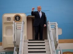 Trump finaliza su viaje a China con fanfarria elogiando los ‘acuerdos comerciales fantásticos’… pero Xi lanza un preocupante inicio
