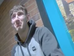 El asesino de una bicicleta eléctrica, lloroso, es arrastrado a la comisaría por una madre después de atropellar a una abuela de 86 años en un paso de peatones; luego huyó de la escena, se cambió de ropa y escondió la bicicleta.