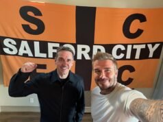 David Beckham y Gary Neville brindan su apoyo al Salford City A 5.000 MILLAS del partido de play-off del club de la Liga Dos mientras las leyendas del Man United disfrutan de un viaje enológico al Valle de Napa