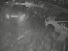 En ese momento, la banda Ramraid, vestida con pasamontañas, estrella repetidamente un Mercedes contra una joyería antes de huir con su botín a menos de una milla de la estación de policía.