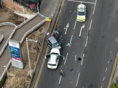 Una mujer de unos 20 años es arrestada después de que la persecución policial de un automóvil sospechoso de robo terminó en un choque de tres vehículos que dejó a 12 personas hospitalizadas.
