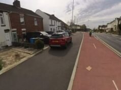 Un automovilista odia andar en bicicleta y un justiciero avergüenza a una mujer discapacitada que estacionó afuera de su propia casa