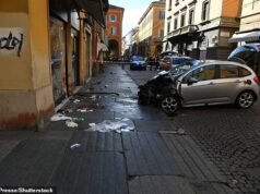 Un conductor atropelló a una multitud en el centro de una ciudad italiana antes de intentar huir a pie; las víctimas sufrieron “heridas graves”