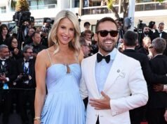 Vogue Williams luce elegante vestida de azul celeste mientras camina por la alfombra roja con su esposo Spencer Matthews y Nicky Rothschild en el estreno de The Beloved en el Festival Internacional de Cine de Cannes.