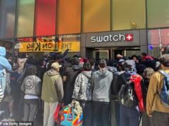 Caos en las tiendas Swatch en el lanzamiento de la colaboración con el relojero de lujo Audemars Piguet, con ira, detenciones y grandes grupos haciendo cola ante los aficionados que habían esperado toda la noche.