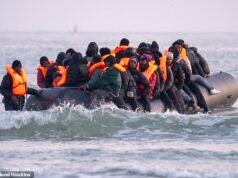 ¡Qué sorpresa! Los franceses admiten ahora que un acuerdo de 660 millones de libras para detener los barcos de inmigrantes “no cambiará nada”