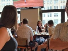 Dianna Russini intenta borrar el escándalo del asunto Mike Vrabel mientras se la ve de fiesta con su esposo y amigos antes del concierto de Bruce Springsteen.