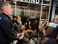 Momento en que se llama a la policía con PERROS para sofocar a la multitud cuando comienza una estampida por más de £335. Relojes Swatch fabricados con una marca suiza de lujo cuyos relojes normalmente cuestan £ 15.000.