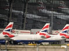Los pasajeros de British Airways se vieron obligados a esperar en la pista durante TRES HORAS después de que el personal “tonto” activara el tobogán de emergencia.
