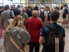 Los turistas británicos se enfrentan a enormes colas en los aeropuertos cuando regresan a casa desde Ibiza debido al fracaso del nuevo sistema de fronteras digitales de la UE
