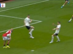 Gary Neville le dice al árbitro Michael Salisbury que estaba en ‘shock absoluto’ cuando el árbitro se niega a revocar la decisión en el campo y el VAR recomienda que se anule el gol del Man United por balonmano.