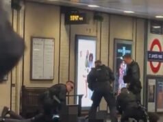 En ese momento, policías armados con ametralladoras arrestan a tres sospechosos en el andén del metro de Londres en una dramática detención frente a pasajeros aterrorizados.