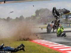 El piloto español de Moto GP es ingresado en el hospital tras una brutal caída que le arrojó contra un muro después de que su rival perdiera potencia en la recta.