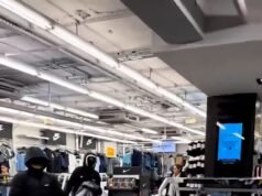 Jóvenes encapuchados saquean la tienda JD Sports, antes de que los trabajadores peleen para recuperar su ropa