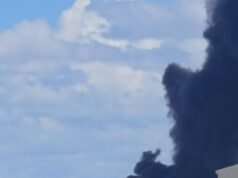 Impresionante momento en que los aviones de la Armada chocan en pleno vuelo y los pilotos se ven obligados a escapar en paracaídas