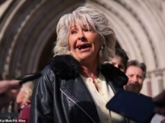 MAGGIE OLIVER: Burnham tuvo la oportunidad de dar voz a las víctimas de las pandillas de acicalamiento, y la desperdició