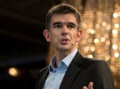 El nuevo director general de la BBC asume el cargo mientras el exjefe de noticias critica a sus ‘colegas activistas trans’
