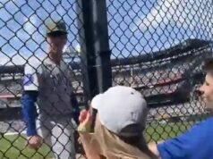 Estrella del béisbol responde vulgarmente a fan después de que ella lo insultara por fallar una atrapada