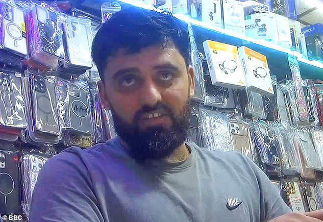 108686021-15826901-One_of_the_men_in_the_Woolwich_phone_shop_describing_how_the_arr-a-7_177909969707.jpeg