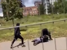 Momento, adolescentes enmascarados se atacan con machetes a plena luz del día en un parque familiar en el Londres sin ley