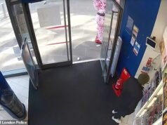 El ladrón de perfumes guarda tranquilamente los frascos en su bolso, antes de ser arrestado momentos después por la policía, que siguió sus movimientos a través de CCTV.