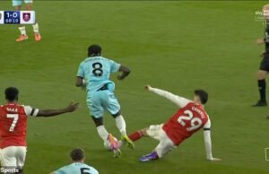 Kai Havertz comete una entrada MUY arriesgada mientras el Arsenal mantiene su impecable récord de tarjetas rojas esta temporada, pero mientras los fanáticos de los Gunners respiran aliviados, ¿deberían haber expulsado al delantero?