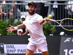 Extraño momento: la estrella del tenis sorprende a los fanáticos al quitarse los pantalones en mitad de la cancha después de perder un punto