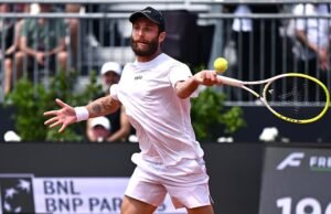 Extraño momento: la estrella del tenis sorprende a los fanáticos al quitarse los pantalones en mitad de la cancha después de perder un punto