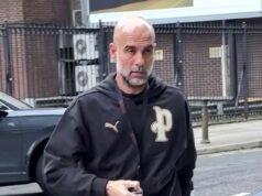 Pep Guardiola es visto por primera vez desde que anunció su salida cuando el técnico del Manchester City se quejó, con su propia chaqueta de marca, horas antes de que el Arsenal pudiera ganar el título si su equipo cometiera un error.