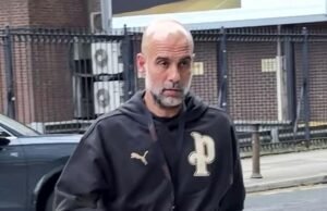 Pep Guardiola es visto por primera vez desde que anunció su salida cuando el técnico del Manchester City se quejó, con su propia chaqueta de marca, horas antes de que el Arsenal pudiera ganar el título si su equipo cometiera un error.