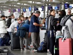 Cientos de personas se apresuran después de que una compañía de viajes australiana cancelara sus vacaciones en el último minuto
