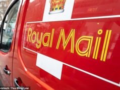 Dos trabajadores de Royal Mail ‘robaron paquetes por valor de £750.000 y enviaron dinero sucio a Pakistán’