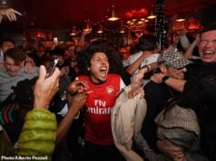 Los fanáticos del Arsenal pintan de rojo el norte de Londres mientras celebran la primera victoria de la Premier League en 22 años