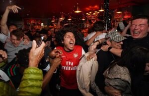 Los fanáticos del Arsenal pintan de rojo el norte de Londres mientras celebran la primera victoria de la Premier League en 22 años