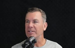Wayne Carey se embarca en una cirugía de cuello que durará aproximadamente seis horas para resolver el problema que podría haberlo paralizado