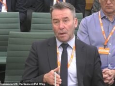 El jefe de HS2 admite que el nuevo precio de £100 mil millones es una “noticia terrible” y dice que el gobierno “ha perdido el control” del fiasco ferroviario, pero dice que la nueva línea NO se retrasará más